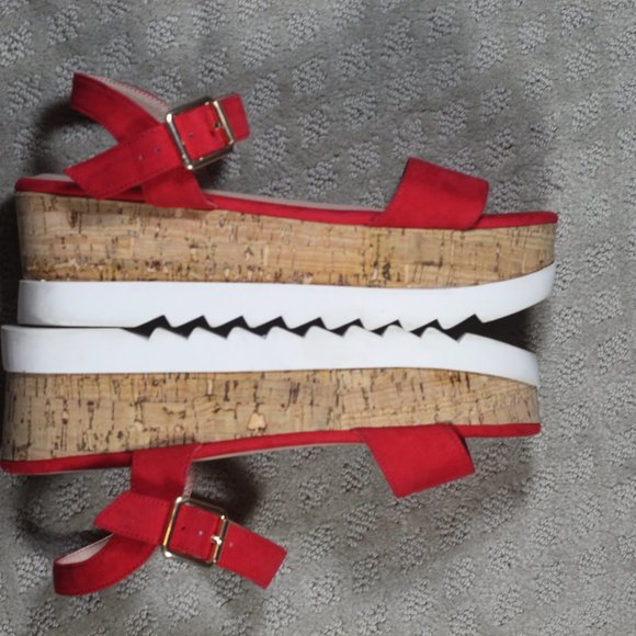 Steve Madden "Sabrina" Size 7.5M Red Suede Platform Sandals - Picture 5 of 7